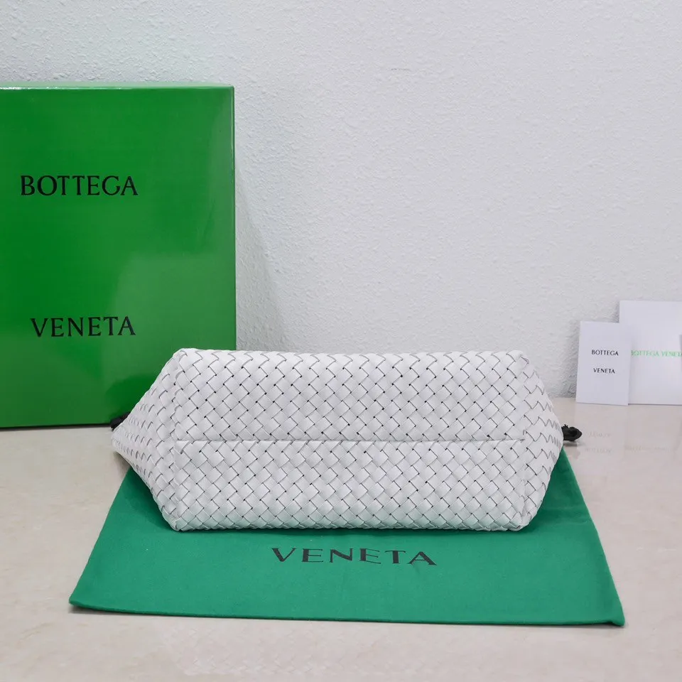 Batch 2060 Ready in stock BV’s iconic bag “CABAT” returns (medium size 32) One of the most popular bag series “CABAT” is now reappearing in a new style with special elements added. • Seamless double-sided woven unlined structure, soft texture, foldable, and can maintain its shape without deformation when empty. Size: 48*15*25cm, bottom 32, model: 5212#